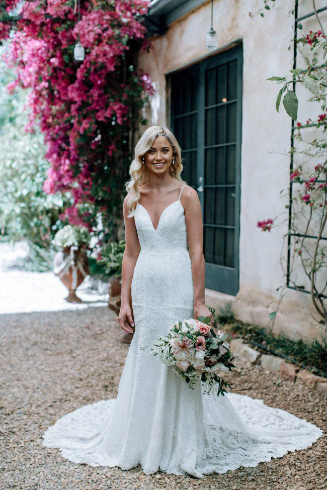 Vestidos de novia de sirena con escote en V y tirantes finos de encaje